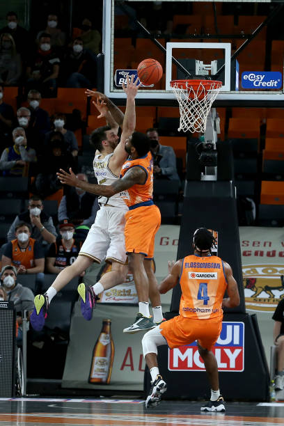 首次公开的 首次公开的